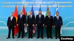 Markaziy Osiyo va AQSh tashqi ishlar vazirlari: Qirg'izistondan Jeyenbek Kulubayev (chapdan), Tojikistondan Sirojiddin Muhriddin, AQShdan Entoni Blinken, Qozog'istondan Muxtor Tileuberdi, Turkmanistondan Rashid Meredov va O'zbekistondan Baxtiyor Saidov, Ostona, 28-fevral, 2023 