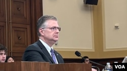 美國國務院東亞及太平洋事務助理國務卿康達出席眾議院外交事務委員會印太小組委員會聽證會。 (2024年5月1日，美國之音李逸華拍攝)