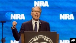 រូបឯកសារ៖ លោក Wayne LaPierre ថ្លែងនៅក្នុង​សន្និសីទ​របស់​សមាគម NRA នៅទីក្រុង Indianapolis រដ្ឋ Indiana កាលពីថ្ងៃទី១៤ ខែមេសា ឆ្នាំ ២០២៣។ 