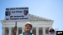 Sejumlah warga memegang poster yang memprotes keputusan Mahkamah Agung AS yang memberikan imunitas kepada Trump, dalam aksi protes di depan gedung MA di Washington, pada 1 Juli 2024. (Foto: AFP/Drew Angerer)