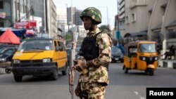 Le Nigeria doit faire face à une insurrection jihadiste dans le nord-est, des bandes criminelles dans nord-ouest et le centre et une agitation sécessionniste dans le sud-est. 