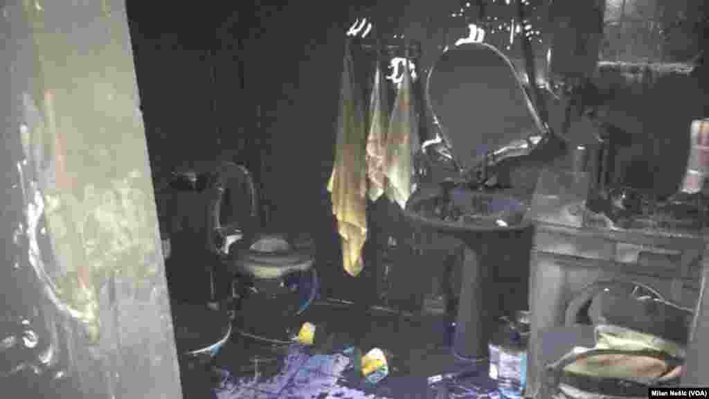 Unutrašnjost kuće novinara Milana Jovanovića nakon požara u noći između 11. i 12. decembra 2018. izazvanog ubacivanjem "molotovljevog koktela" u garažu.