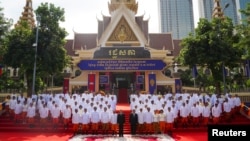 ព្រះមហាក្សត្រ ព្រះបាទ នរោត្តម សីហមុនី យាងថតរូបជាមួយមន្ត្រីរដ្ឋាភិបាល ក្នុងសម័យប្រជុំដំបូង សម្រាប់នីតិកាលទី ៧ នៃរដ្ឋសភា រាជធានីភ្នំពេញ ថ្ងៃទី ២១ ខែសីហា ឆ្នាំ ២០២៣។ 