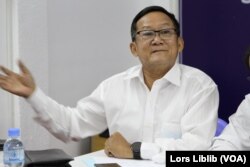 លោក គីមសួរ ភិរិទ្ធ អ្នកនាំពាក្យ​របស់​គណបក្ស​ភ្លើងទៀន ឆ្លើយ​សំណួរ​របស់​អ្នកសារព័ត៌មាន​នៅក្នុង​សន្និសីទ​សារព័ត៌មាន​នៅឯ​ទីស្នាក់ការ​កណ្តាល​គណបក្ស ក្នុង​សង្កាត់​ភ្នំពេញ​ថ្មី ខណ្ឌសែនសុខ រាជធានី​ភ្នំពេញ នៅ​ថ្ងៃទី៧ ខែសីហា ឆ្នាំ២០២៣។ (លាស់ លីបលីប/វីអូអេ)