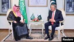 Menlu Pakistan Ishaq Dar (kanan) menerima Menlu Saudi Faisal bin Farhan Al-Saud di Islamabad, Selasa 16 April 2024. 