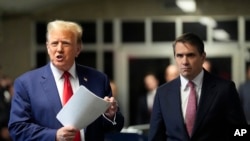 Ish-presidenti Trump flet me gazetarët para hyrjes së sallës së gjyqit (6 maj 2024)