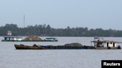 រូបឯកសារ៖ នាវាកំពុងដឹកខ្សាច់លើដងទន្លេមេគង្គនៅក្រុង Can Tho ប្រទេសវៀតណាម កាលពីថ្ងៃទី ១៦ ខែធ្នូ ឆ្នាំ ២០១៨។ 