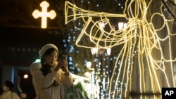 2023年12月25日聖誕節遊客在北京西什庫教堂外拍照