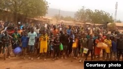  تظاهرات کارگران معدن طلا در ساحۀ کینیبا در مالی (تصویر از آرشیف صدای امریکا)