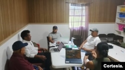 Douglas Rossman (al centro, al fondo), voluntario y activista que se ha enfocado en la asesoría y apoyo a inmigrantes nicaragüenses que llegan a diversas partes de EEUU. [Foto cortesía].