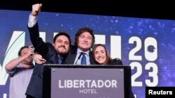 El candidato de alianza La Libertad Avanza, Javier Milei, saluda tras su victoria en las elecciones primarias de Argentina el 13 de agosto de 2023.