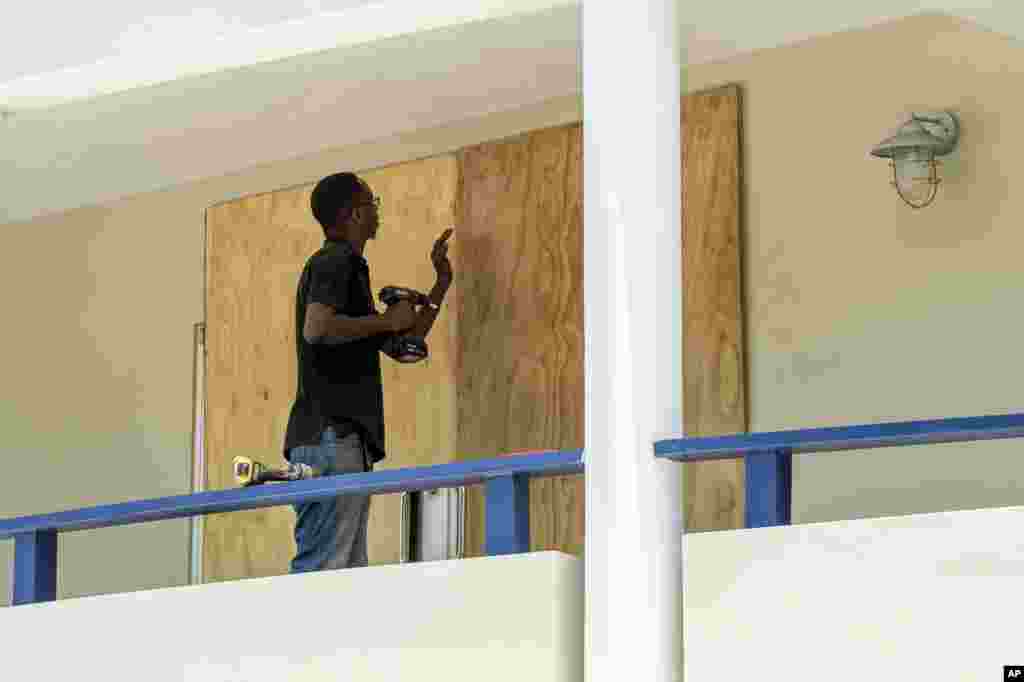 En San Vicente y las Granadinas también se preparaban para el paso del huracán que, según&nbsp;&nbsp;el Centro Nacional de Huracanes (NHC) de Estados Unidos,&nbsp;recuperó fuerza hasta convertirse en un huracán de categoría 4.