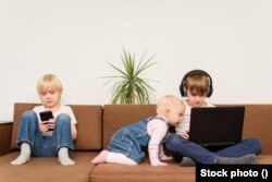 ILUSTRASI - Gen Alpha adalah generasi pertama yang seluruh anggotanya dilahirkan dalam masyarakat di mana ponsel pintar dan perangkat terhubung lainnya adalah hal yang lumrah.