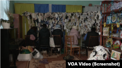 У бібліотеці виготовляють маскувальні сітки, окопні свічки, грілки і розпалювачі