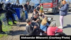 ARHIVA - Aktivisti blokiraju prilazkamione da bi sprečili seču drveća u Šordošu (Foto: RFE/RL)