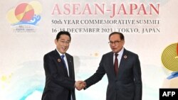 នាយករដ្ឋមន្ត្រីជប៉ុនលោក Fumio Kishida និងនាយករដ្ឋមន្ត្រី​ម៉ាឡេស៊ីលោក Anwar Ibrahim ចាប់ដៃគ្នា​ក្នុង​កិច្ច​ប្រជុំកំពូល​ជប៉ុននិងអាស៊ាន នៅទីក្រុងតូក្យូ ប្រទេសជប៉ុន កាលពីថ្ងៃទី១៧ ខែធ្នូ ឆ្នាំ២០២៣។ 
