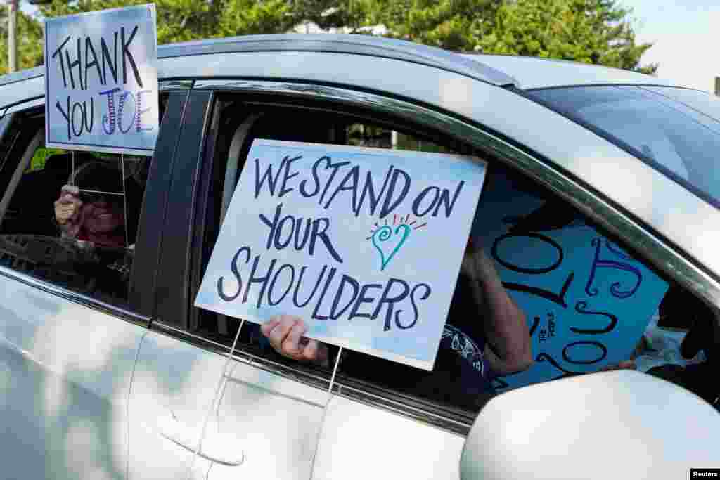 También hubo personas mostrando pancartas desde sus vehículos cerca de la residencia del presidente en Delaware. En este caso, además de agradecimiento, aseguraban que "Nos apoyamos en tus hombros" en referencia a los logros del presidente durante su más de medio siglo en la política estadounidense.&nbsp;