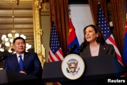 2023年8月2日美国副总统哈里斯在美国华盛顿会见蒙古总理奥云额尔登·罗布森那木斯莱