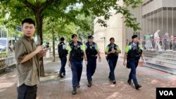 香港警方在西九龍裁判法院外加強巡邏。(美國之音照片)