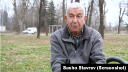 Петар Ставрев и на 83 години останува инспирација - и денес пишува, фотографира и документира, и не пропушта да се искачи на Пелистер за да им ја честита новата година на вработените во пунктот на МТВ. 