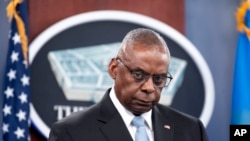 រដ្ឋមន្រ្តី​ការពារ​ជាតិសហរដ្ឋ​អាមេរិក លោក Lloyd Austin ថ្លែងក្នុងសន្និសីទ​សារព័ត៌មានមួយនៅ​មន្ទីរបច្ចកោណក្នុងរដ្ឋធានីវ៉ាស៊ីនតោនកាលពីថ្ងៃទី២០ ខែឧសភា ឆ្នាំ២០២៤។ (AP)
