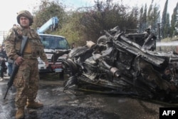 Vojnik libanske vojske osigurava mjesto izraelskog napada u južnom dijelu Libana, Tiru, 13. marta 2024.