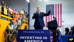 Presiden AS Joe Biden berbicara tentang rencana anggarannya untuk tahun 2024 di Finishing Trades Institute di Philadelphia, pada 9 Maret 2023. (Foto: AP/Evan Vucci)