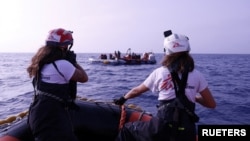 ፎቶ ፋይል፦ ከመካከለኛው ምሥራቅ እና ከአፍሪካ የፈለሱ አሳፍሮ ሜዲትሬንያ ባሕር ላይ የሚጓዝ የጎማ ጀልባ አቅራቢያ ድንበር የለሽ ቡድኑ (ኤምኤስኤፍ) ሰራተኞች ደርሰውላቸው ያሳያል፤ እአአ ጥቅምት 12/2023