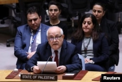 Duta Besar Palestina untuk PBB Riyad Mansour berpidato di Dewan Keamanan pada hari pemungutan suara mengenai resolusi Gaza yang menuntut gencatan senjata segera di bulan Ramadan, di Markas Besar PBB di New York City, AS, 25 Maret 2024. (REUTERS/Andrew Kelly)