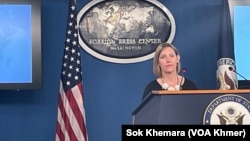 លោកស្រី Karen Chandler ឧបការីរងរដ្ឋមន្ត្រីការបរទេសអាមេរិកទទួលបន្ទុកកម្មវិធីនិងប្រតិបត្តិការនៃការិយាល័យកិច្ចការនយោបាយយោធាបរទេសអាមេរិក។(សុខ ពៅខេមរា/​VOA)
