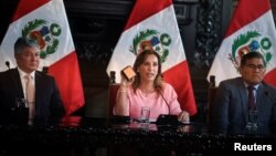 La presidenta de Perú, Dina Boluarte, en conferencia de prensa, acompañada de sus abogados Mateo Castañeda y Eduardo Barriga, en medio de una investigación por posesión de joyas costosas, entre ellas relojes Rolex y una pulsera Cartier, en Lima, Perú el 5 de abril de 2024. 