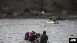 Wahamiaji wakiwa wamepanda boti wakijaribu kuingia Ugiriki. Picha na Ozan KOSE / AFP.
