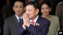 អតីត​នាយក​រដ្ឋមន្ត្រី​ថៃលោក Thaksin Shinawatra មក​ដល់​អាកាសយានដ្ឋាន Don Muang ក្នុង​ក្រុង​បាងកក កាល​ពី​ថ្ងៃ​ទី​២២ ខែ​សីហា ឆ្នាំ​២០២៣។