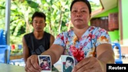 ឪពុកម្ដាយ​របស់ ​Natthaporn ដែល​ធ្វើការ​នៅ​​រោងចក្រ​នៅ​តំបន់​កាហ្សា ដែល​ត្រូវ​បាន​ក្រុម​ហាម៉ាស់​ចាប់​ជំរិត​យក​ទៅ កាន់​រូប​ថត​កូន​ប្រុស​របស់​ខ្លួន​ក្នុង​អំឡុងពេល​ផ្ដល់​បទសម្ភាសន៍​ដល់​ Reuters ថ្ងៃទី ១០ ខែតុលា ឆ្នាំ២០២៣។ 