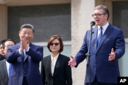 Kineski predsjednik Xi Jinping (L) i njegov srpski kolega Aleksandar Vučić pozdravljaju okupljene u Palati Srbija u Beogradu, 8. maja 2024.
