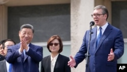 Кинескиот претседател Шји Џинпинг (лево) и неговиот српски колега Александар Вучиќ ја поздравуваат толпата во Палатата Србија во Белград, 8 мај 2024 година.