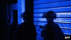 ARCHIVO: Foto divulgada por el Ejército israelí muestra a soldados durante una operación militar alrededor del hospital de Al Shifa, en la Franja de Gaza, el 15 de noviembre de 2023.