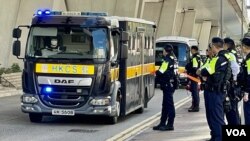 香港壹傳媒創辦人黎智英3月12日早上約9時，由一輛俗稱”鐵甲威龍”的高度設防囚車，押解到暫代高等法院的西九龍裁判法院應訊，法院大樓囚車出入口一帶，有大批警員在場戒備。(美國之音/湯惠芸)