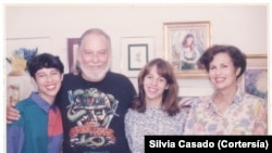 Silvia Casado, izquierda, acompañada de sus padres y su única hermana, Lorena en 1996. Rafael Casado, segundo a la izquierda, y Estrella, derecha, huyeron de Cuba debido a la persecución política.