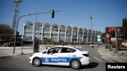 Policija ispred stadiona u Podgorici, 25. marta 2019. (Foto: Rojters/Carl Recine)