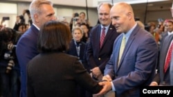 共和党联邦众议员约翰·穆勒纳尔在加州旧金山近郊与停留过境的台湾总统蔡英文会面。（约翰·穆勒纳尔议员办公室提供）