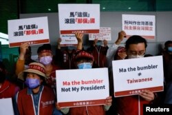 台湾前总统马英九访问中国12天后返台抵达桃园国际机场时受到他的反对者的抗议。（2023年4月7日）