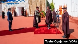 Положувањето венци се вежба со часови и до најмал детал. Одбележување на Илинден во Меморијалниот центар за АСНОМ во Пелинце