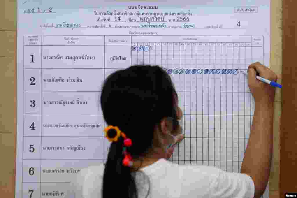 មន្ត្រីរៀបចំការបោះឆ្នោតផ្ទៀងផ្ទាត់សន្លឹកឆ្នោត សម្រាប់ការបោះឆ្នោតជាតិថៃ នៅទីក្រុងបាងកក ប្រទេសថៃ កាលពីថ្ងៃទី ១៤ ខែឧសភា ឆ្នាំ ២០២៣។&nbsp;