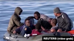 Wahamiaji kutoka Afrika wakiwasili Uingereza wakiwa kwenye boti