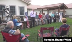 Stanovnici grada Grin Čarter Taunšip u Mičigenu razgovaraju o fabrici Goušen na lokalnom skupu.