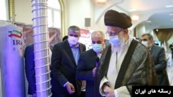 علی خامنه‌ای در بازدید از نمایشگاه «دستاوردهای هسته‌ای» جمهوری اسلامی