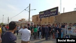 تجمع اعتراضی گروهی از کارگران «کاغذ پارس طبیعت سلولز» در مقابل فرمانداری شوش. اعتراض‌های کارگران و مزدبگیران در مناطق متلف ایران در سالیان اخیر گسترش بسیاری یافته است.