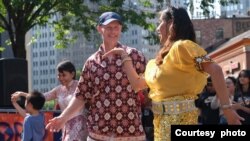 Warga Pittsburgh bergoyang diiringi alunan musik dari kelompok band RockDutters di festival World Square (dok: Indonesians in Pittsburgh)