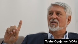 На мене веќе не ми треба ништо, практично се борам да напишам историја и ништо повеќе од тоа, вели Стевчо Јакимовски во интервју за Гласот на Америка